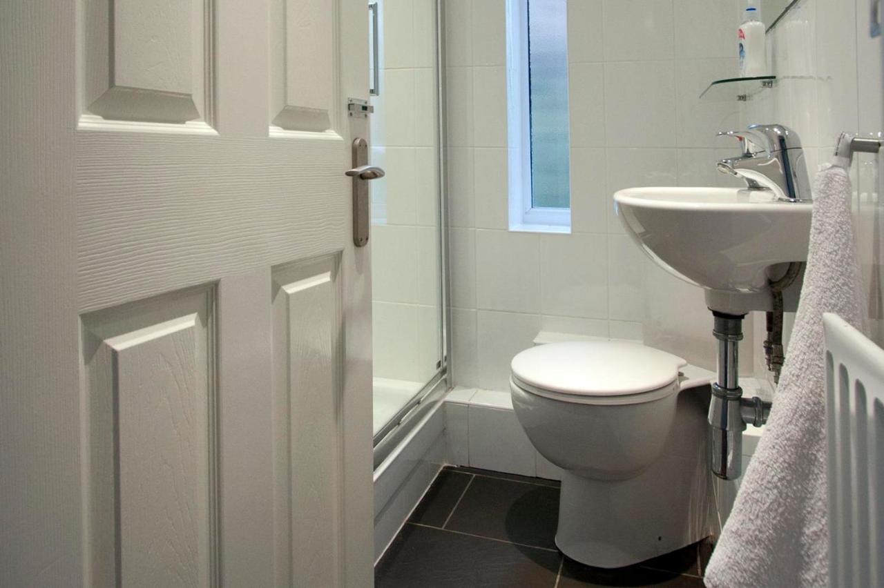 Abacus Bed And Breakfast, Blackwater, Hampshire Camberley Buitenkant foto